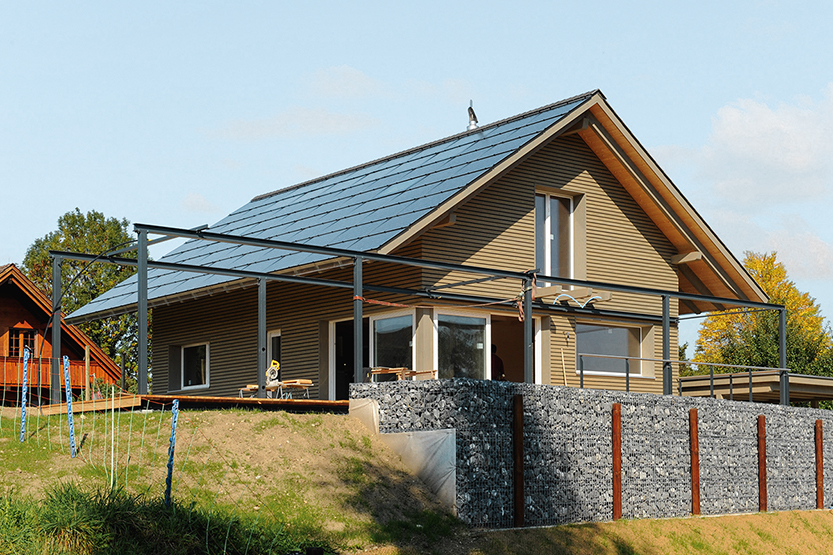 clevergie Photovoltaik Indachanlage mit Thermiekollektoren und Dachfenster