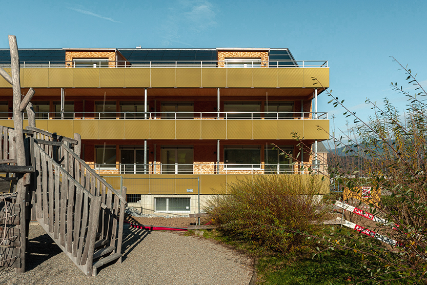 goldige Solar-Balkone, Photovoltaik-Indachanlage, Solarthermieanlage, Speicher und Ladestationen