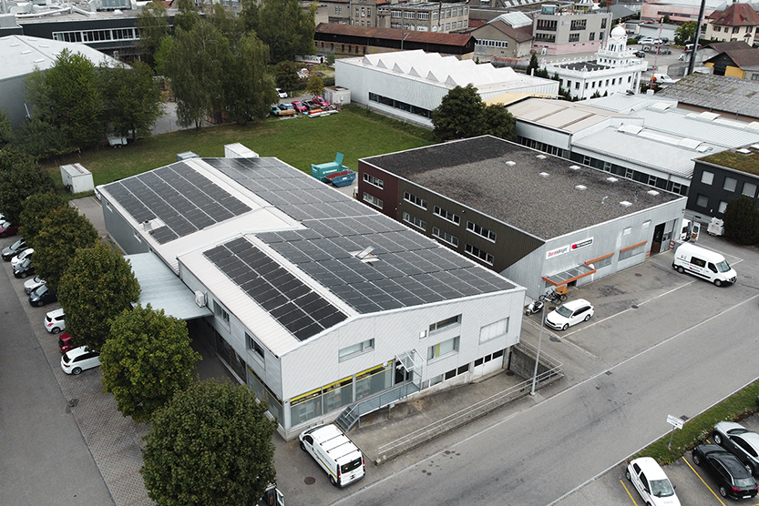 clevergie Aufdach-Solaranlage auf Industriegebäude