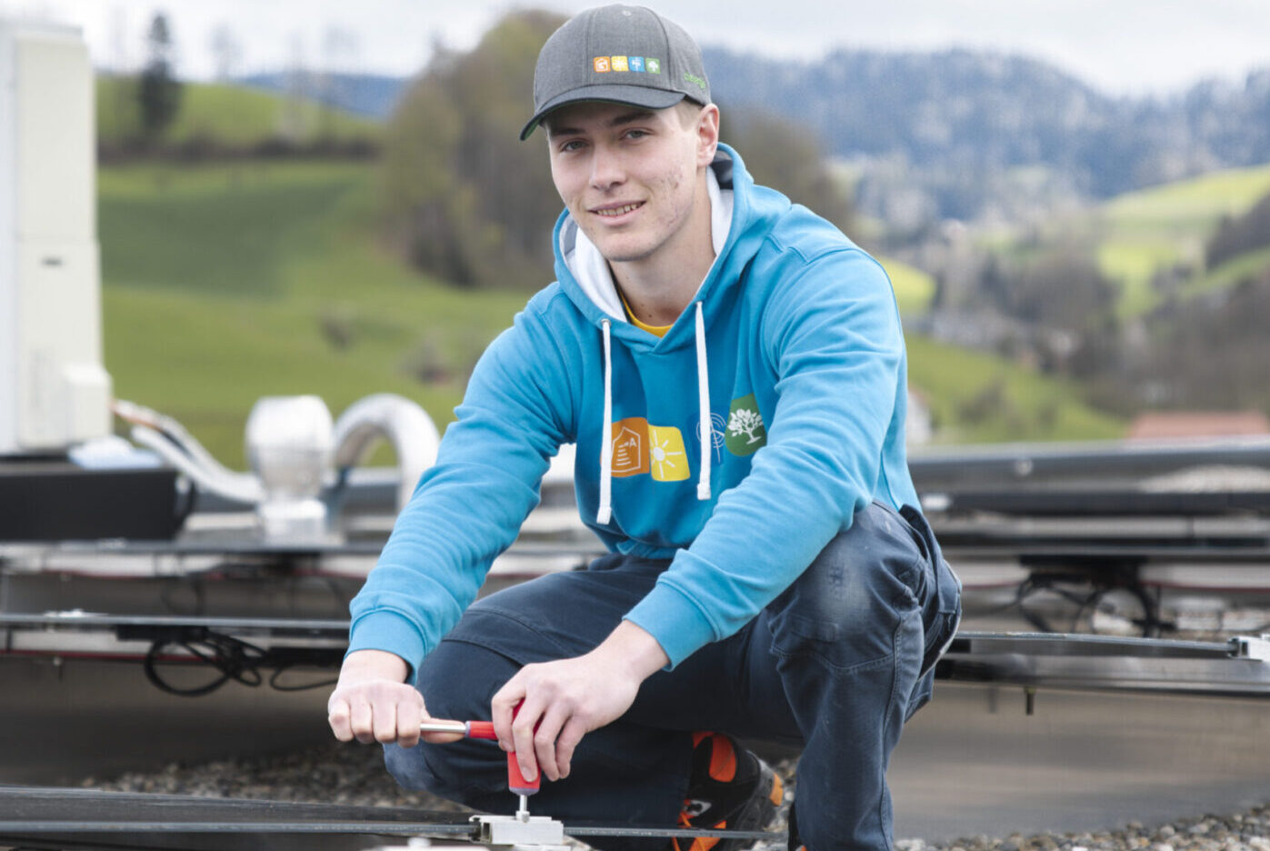 clevergie Lernender auf dem Dach Solarinstallateur EFZ