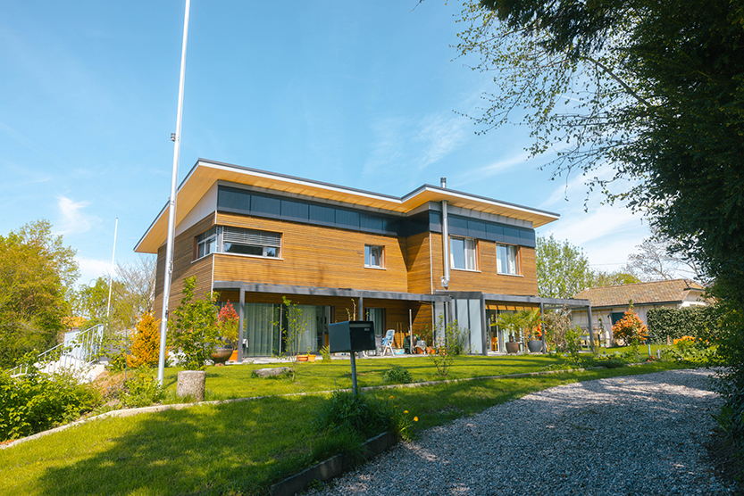 Indach-Solaranlage & Fassadensolaranlage auf Mehrfamilienhaus